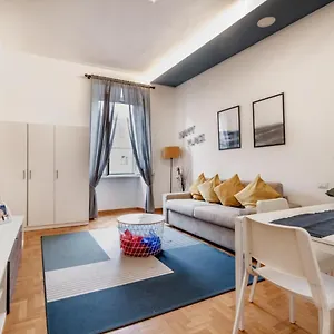 Athena's Apartment Rom